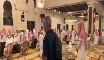 Das saudische Königshaus bringt die Juden dorthin zurück, von wo aus sie vom Gesandten Allahs (s) und dessen Gefährten vertrieben wurden! Ein Militärreporter des zionistischen Gebildes hat seinen Besuch in Riyāḍ live übertragen