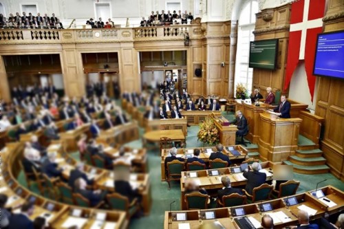 Danimarka Başbakanı, Meclis Açılışında Müslüman Ailelere Saldırıyor!
