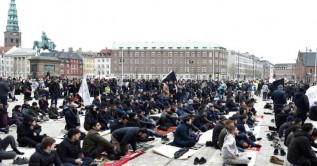 Danimarka Hükümetinin Alkışlamasıyla Kur’an-ı Kerim Yakıldı