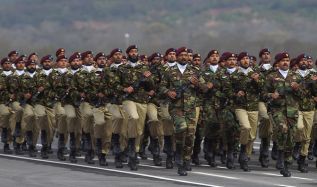 بھارتی جنرل  لائن آف کنٹرول پر  امن اورپاکستان کی جانب سے فوجی  ایکشن نہ  لینے پر خوشیاں منا رہا ہے۔
